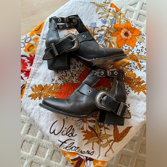 FREEBIRD l Carsen Brown Leather Ankle Bootie Size 7 Western Country Boho Buckle - Picture 1 of 15